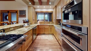 Fridge, microwave, oven, stovetop - Family Fun Getaway with Access to Exclusive Golf (Sunriver)