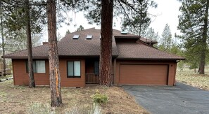 Exterior - Family Fun Getaway with Access to Exclusive Golf (Sunriver)