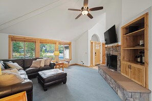 TV, fireplace