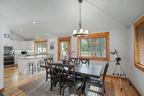 Dining - Mountain Hideaway with Access to The Cove (Sunriver)