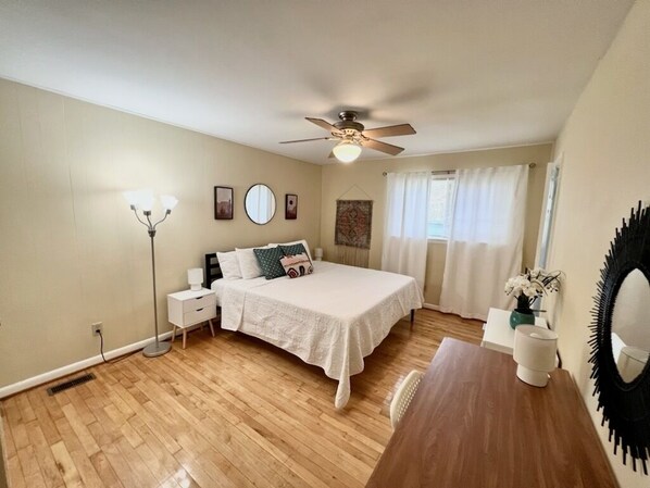 3 slaapkamers, een bureau, een strijkplank/strijkijzer, reisbedje