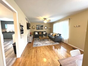 TV - ★Comfortable Townhome★King Bed ★ Long Term Stays ★ (Cary)