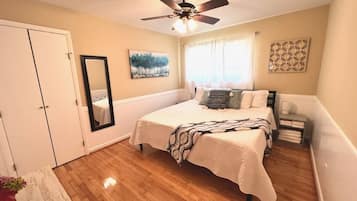 3 bedrooms, desk, iron/ironing board, travel crib