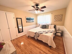 3 bedrooms, desk, iron/ironing board, travel cot - ★Comfortable Townhome★King Bed ★ Long Term Stays ★ (Cary)
