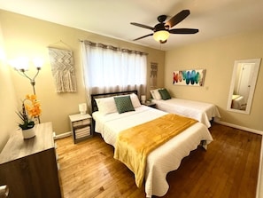 3 habitaciones, escritorio y tabla de planchar con plancha 