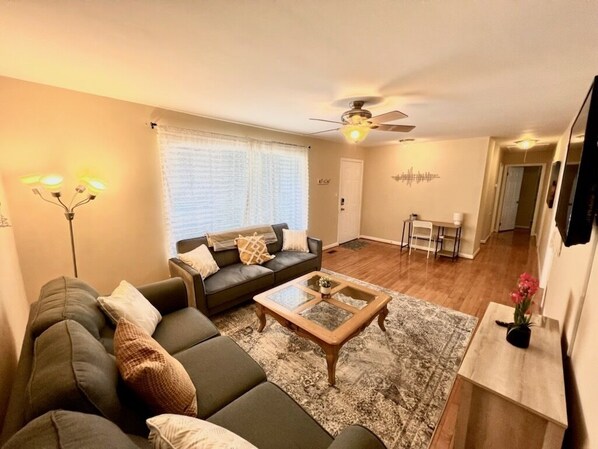 TV - ★Comfortable Townhome★King Bed ★ Long Term Stays ★ (Cary)