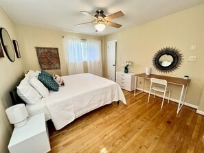 3 slaapkamers, een bureau, een strijkplank/strijkijzer, reisbedje