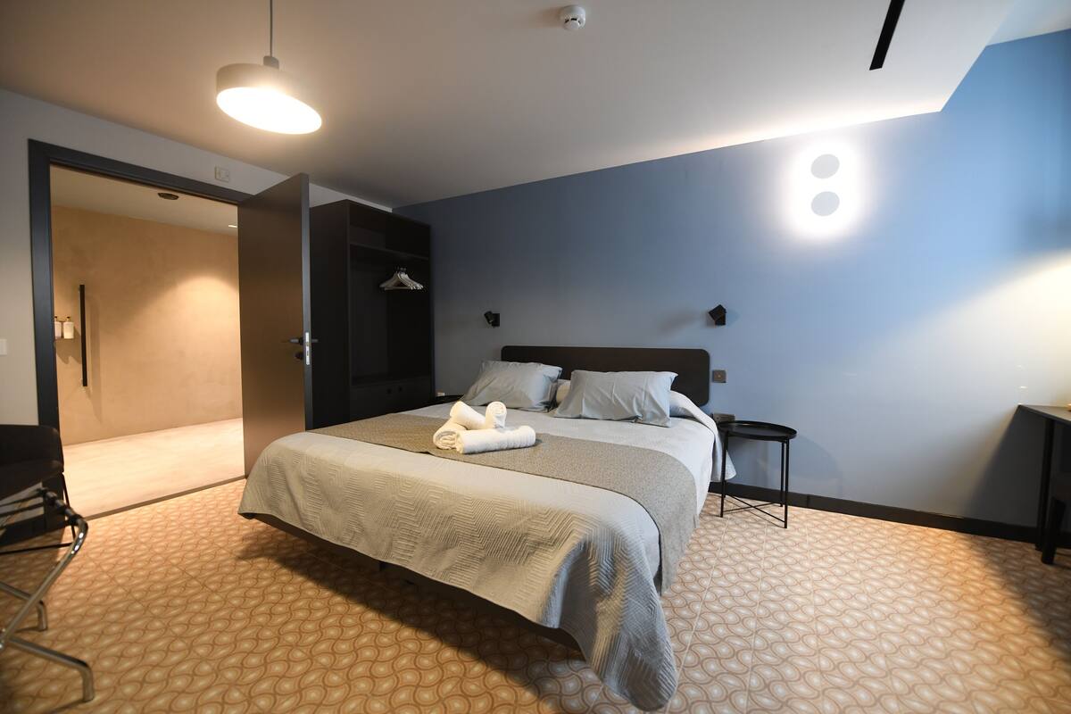 Egyptian cotton sheets, premium bedding, memory foam beds, minibar