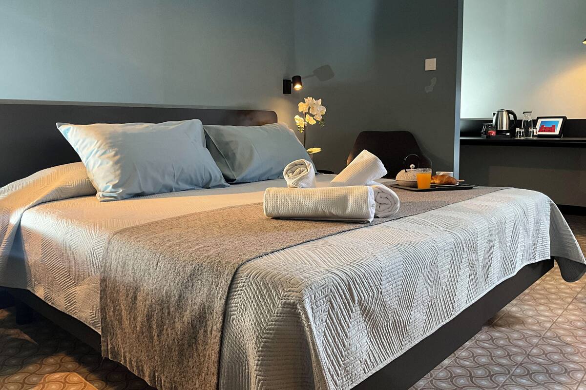 Egyptian cotton sheets, premium bedding, memory foam beds, minibar