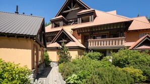 Un edificio de varios pisos con un estilo arquitectónico tradicional, que incluye balcones y un patio central.