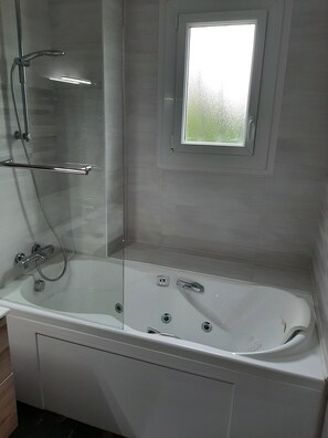 Een douche, een bubbelbad, een haardroger, handdoeken