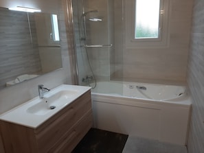 Douche, baignoire Ă jets, sĂšche-cheveux, serviettes fournies