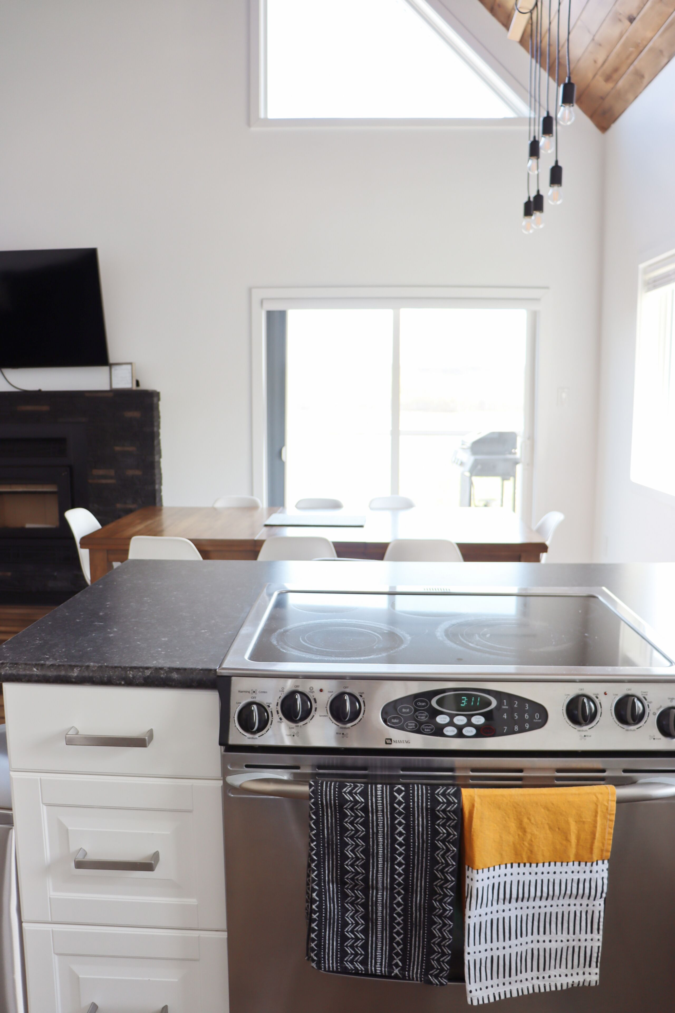 The Lazy Bear Loft - Lake Front Paradise