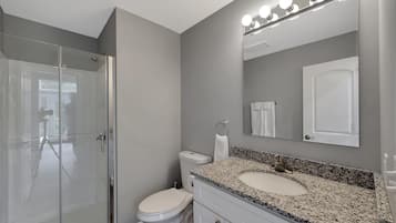 Douche, serviettes fournies, shampooing, papier de toilette