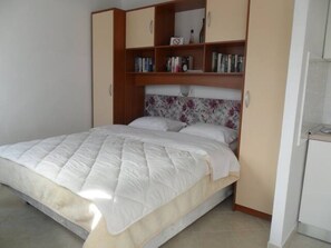 1 bedroom, desk, iron/ironing board, free WiFi