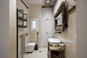 Douche, sèche-cheveux, serviettes fournies, savon