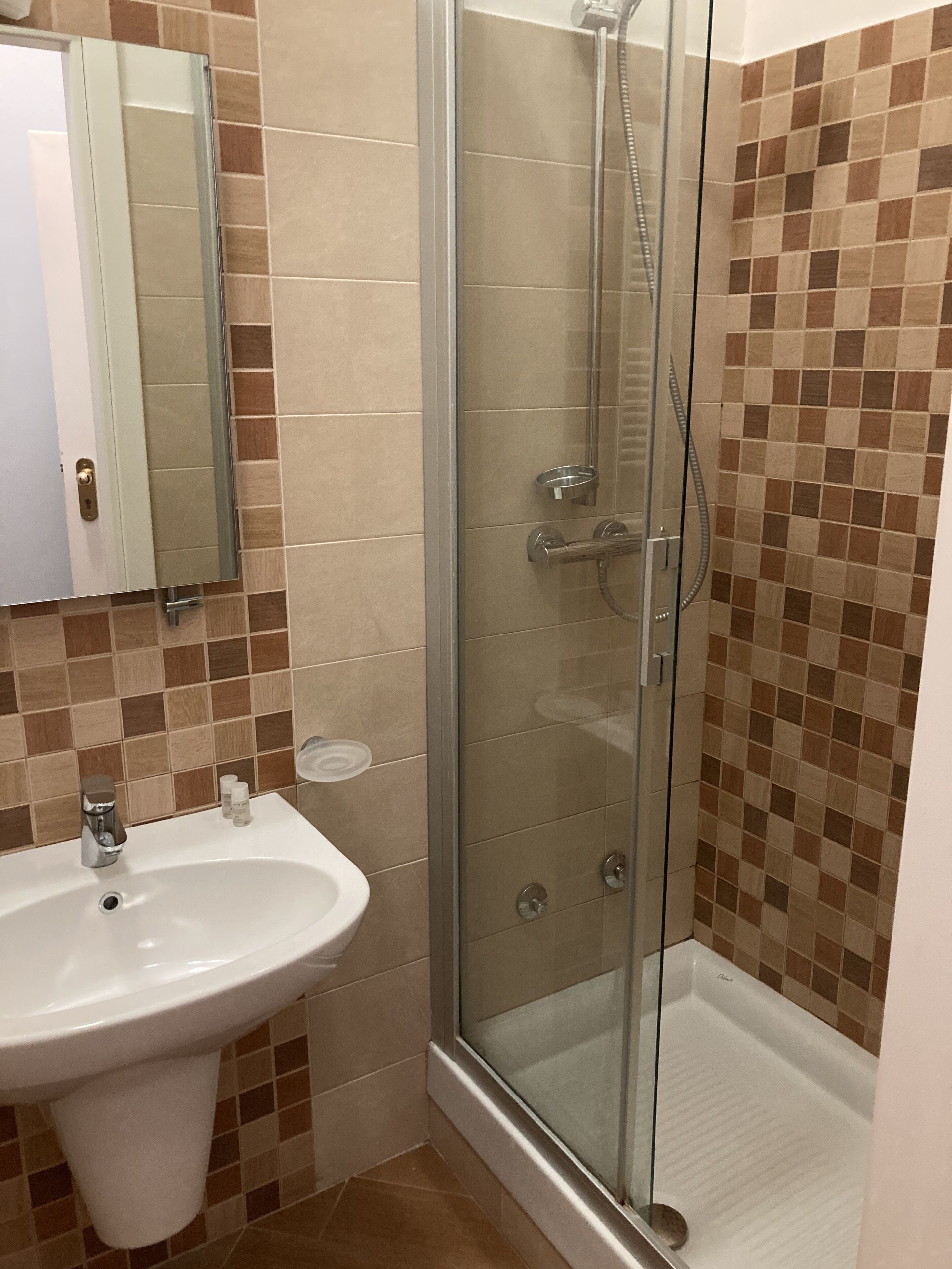 Dusche, Bidet, Handtücher, Toilettenpapier