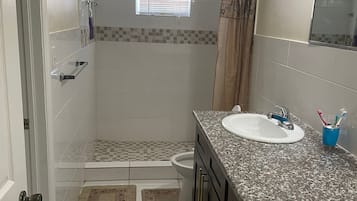 Dusj, miljøvennlige toalettsaker, bidé og håndklær