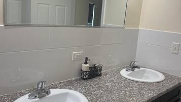 Dusj, miljøvennlige toalettsaker, bidé og håndklær