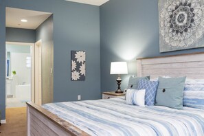4 bedrooms, travel crib, free WiFi, bed sheets - 9.1 miles from Disney World, Sleeps 8-10, heated pool, hot tub, private balcony (Kissimmee)