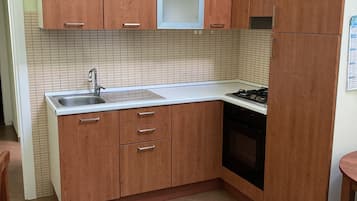 Fridge, oven, stovetop, cookware/dishes/utensils