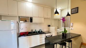 Geladeira, micro-ondas, fogão, cooktop