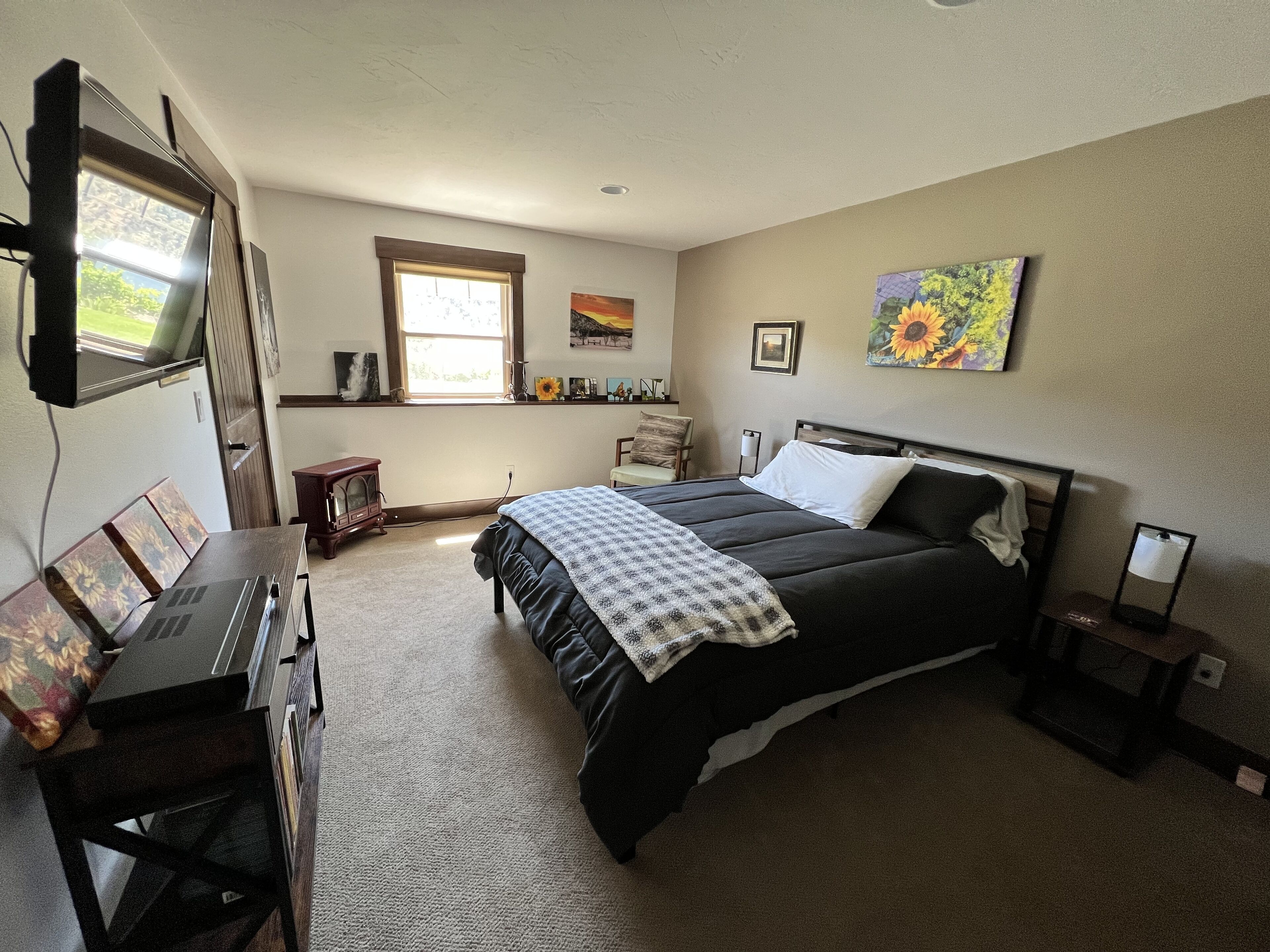 Luxury idyllic apartment w/ Mt Hood views, patio w/gas fire-pit, and gardens!