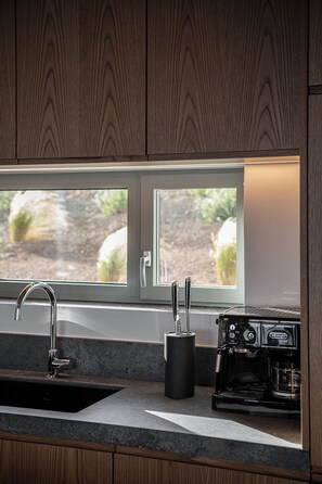 Frigorífico, microondas, horno y placa de cocina
