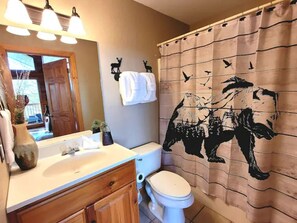 Combined shower/tub, jetted tub, hair dryer, towels - 5 Minutes to National Park - Stunning Mountain Views in Wears Valley - Hot Tub (Sevierville)