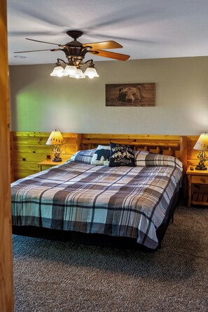 2 bedrooms, iron/ironing board, free WiFi, bed sheets - 5 Minutes to National Park - Stunning Mountain Views in Wears Valley - Hot Tub (Sevierville)