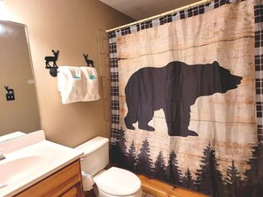 Combined shower/tub, jetted tub, hair dryer, towels - 5 Minutes to National Park - Stunning Mountain Views in Wears Valley - Hot Tub (Sevierville)