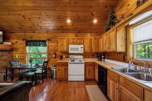 Fridge, microwave, oven, stovetop - 5 Minutes to National Park - Stunning Mountain Views in Wears Valley - Hot Tub (Sevierville)