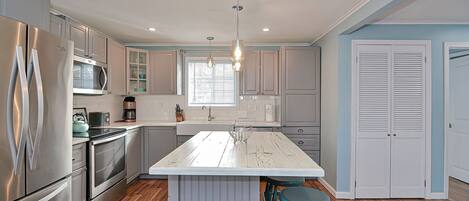 Kühlschrank, Mikrowelle, Herdplatte, Geschirrspüler