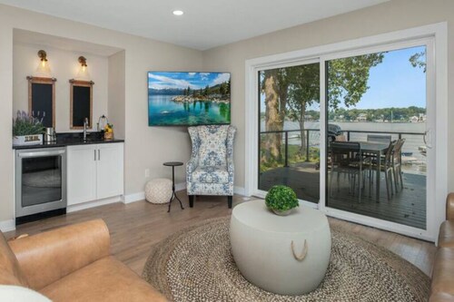 South Shore Sunrise: 100% Renovated Lake Home, Pontoon INCLUDED, near Notre Dame