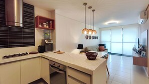 Departamento clásico | Cocina privada | Refrigerador, microondas, tostadora y utensilios de cocina 