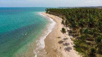 Na praia, areia branca