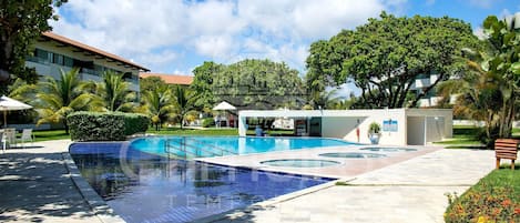 3 piscines extérieures