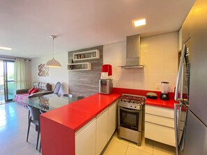 Family Apartment | Private kitchen | Fridge, microwave, toaster, cookware/dishes/utensils