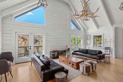 Riverfront Lodge w/ Hot Tub, Game Room & Views + Biltmore Pass