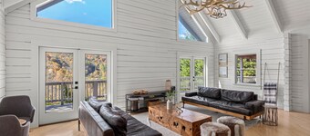 Riverfront Lodge w/ Hot Tub, Game Room & Views + Biltmore Pass