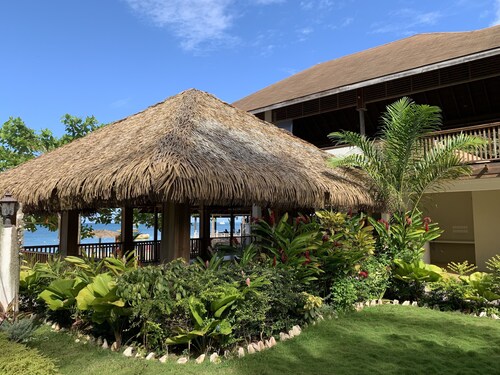 Family Comfort in Jamaica - Enjoy 7 miles of White Sand Beach! by RedAwning