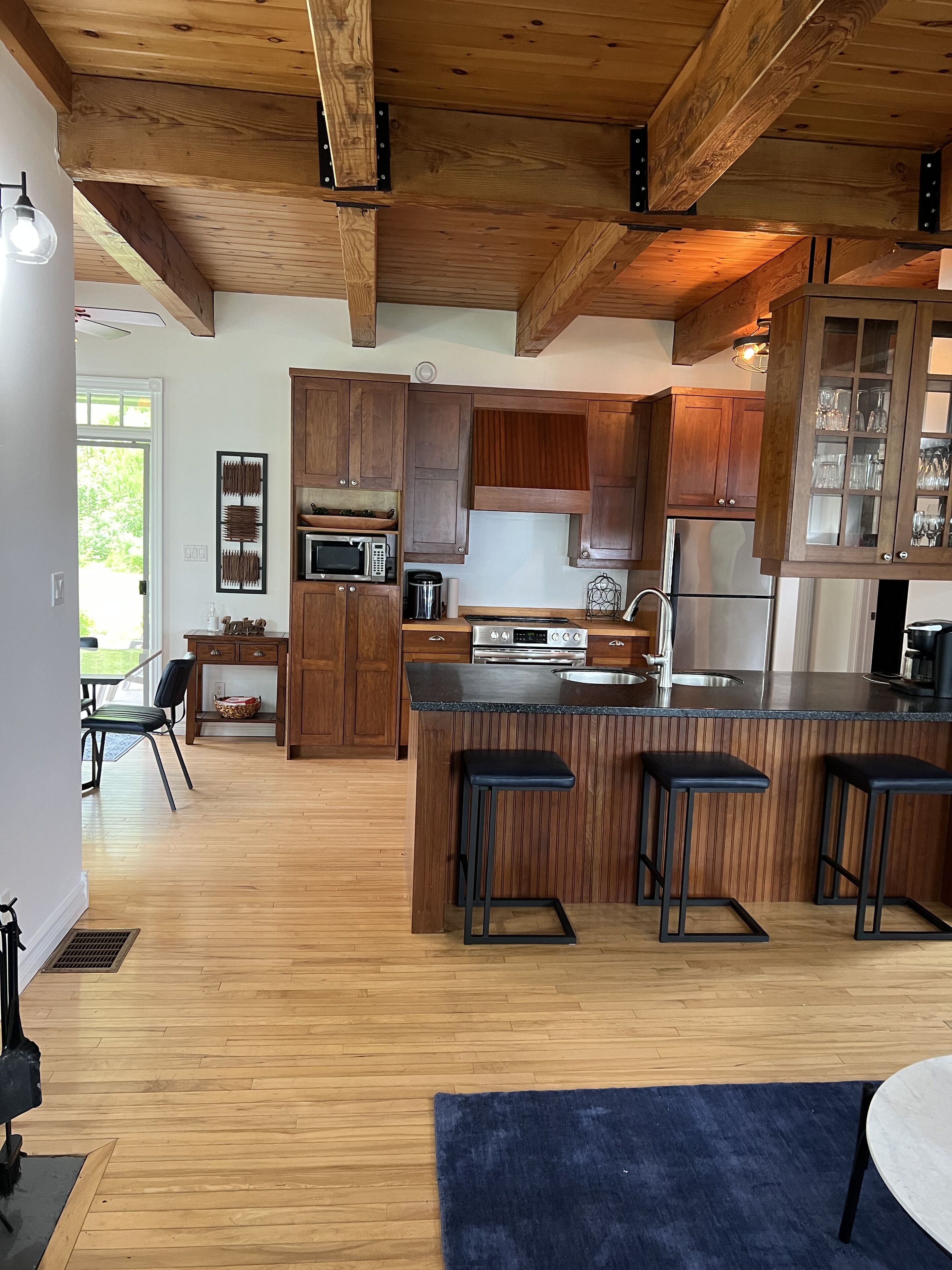 Cottage on Lake of Bays; Sun, Sandy Beach, Shallow Entry & close to  Huntsville!