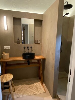 Douche, sĂšche-cheveux, serviettes fournies, savon