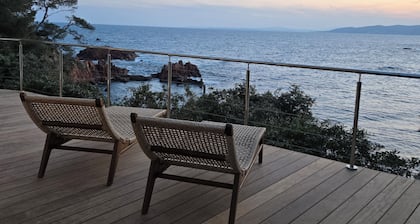 Authentique villa "Pieds dans l'eau" (1Ăšre ligne) avec accĂšs privatif plage