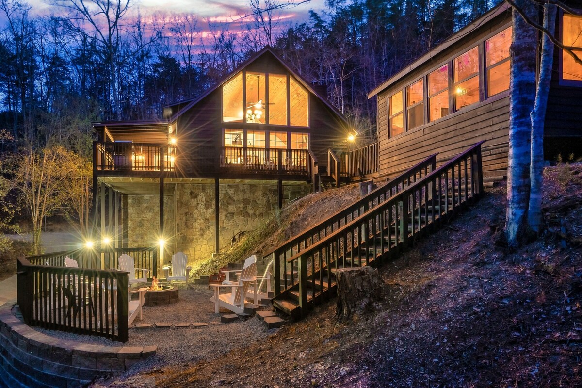 FirePit•Secluded•HotTub•Fishing•SeparateGameCabin•Karaoke•GSMNat'l Park 3.4 mi