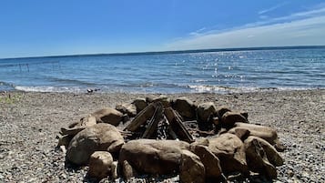 Beach nearby, sun loungers, beach towels