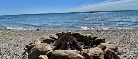 Vlak bij het strand, ligstoelen aan het strand, strandlakens