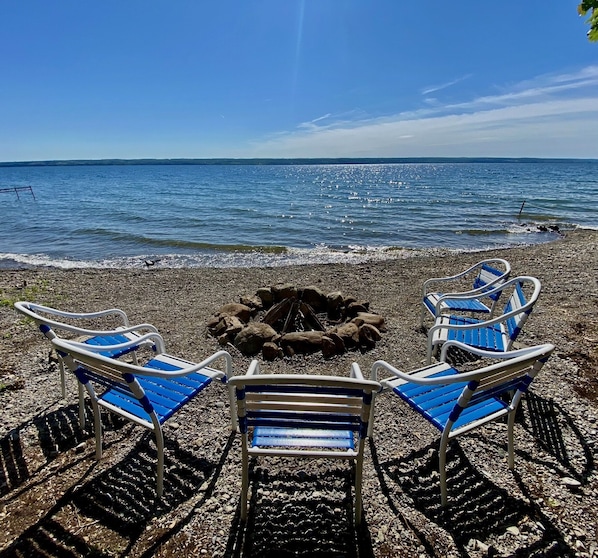 Beach nearby, sun-loungers, beach towels - NEW! Lakefront Farmhouse in the heart of the Finger Lakes Wine Trail (Romulus)