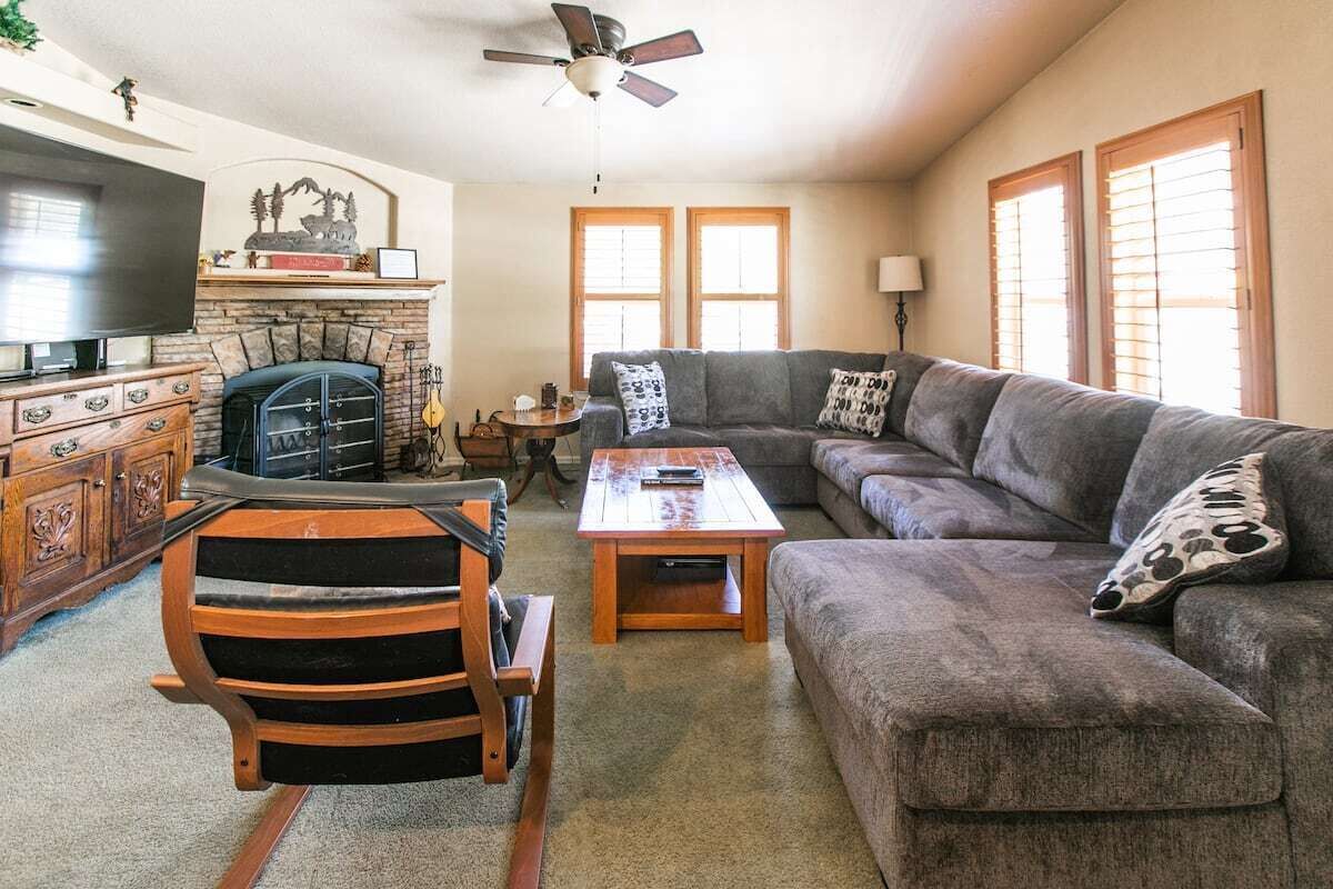 Newer Cabin - very close to lake and Village. With Central A/C