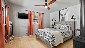 1 dormitorio, escritorio, tabla de planchar con plancha y cuna de viaje